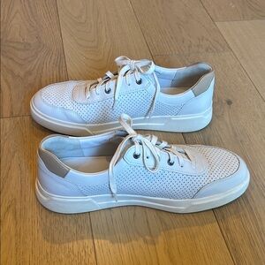 VINCE Men's White leather Perforated Casual low top Lace-Up Sneakers